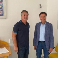 Kinderarzt Dr. Martin Rupitz mit Georg Steiner, MBA, Landesstellenausschuss-Vorsitzender der ÖGK in Kärnten