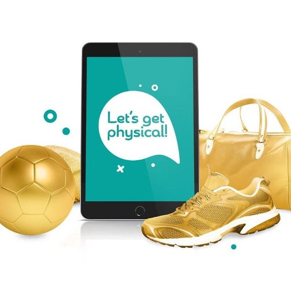 Sportschuh, Sporttasche, Ball und Tablet mit dem Schriftzug "Let's get physical!"