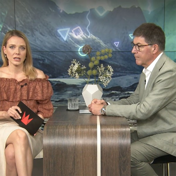 Moderatorin Raphaela Scharf und Chefarzt der ÖGK Dr. Andreas Krauter / Credit: ÖGK