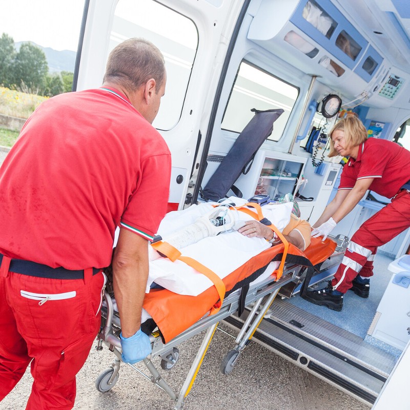 Patient wird liegend im Krankenwagen transportiert / Credit:shutterstock_William_Perugini