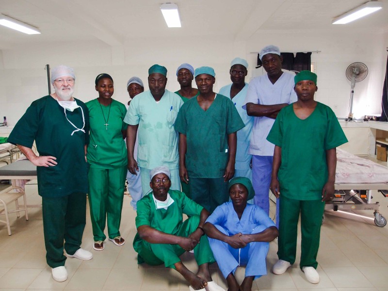 Ein Arzt des Hanuschkrankenhausen mit den Kollegen der Augenabeilung in Nigeria / © Privat