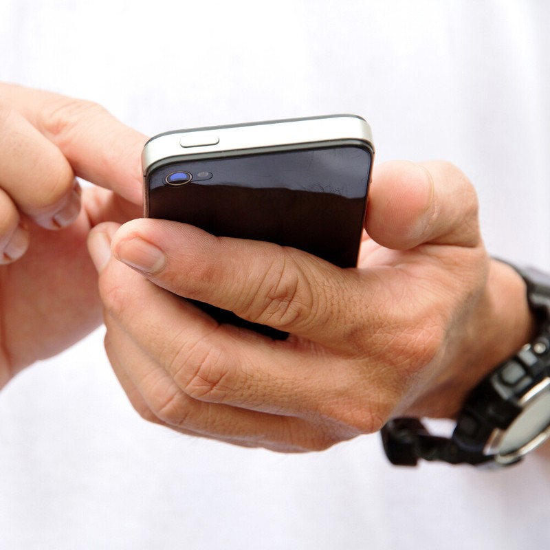 Mann hält Smartphone in seinen Händen / Credit: ponsulak/AdobeStock