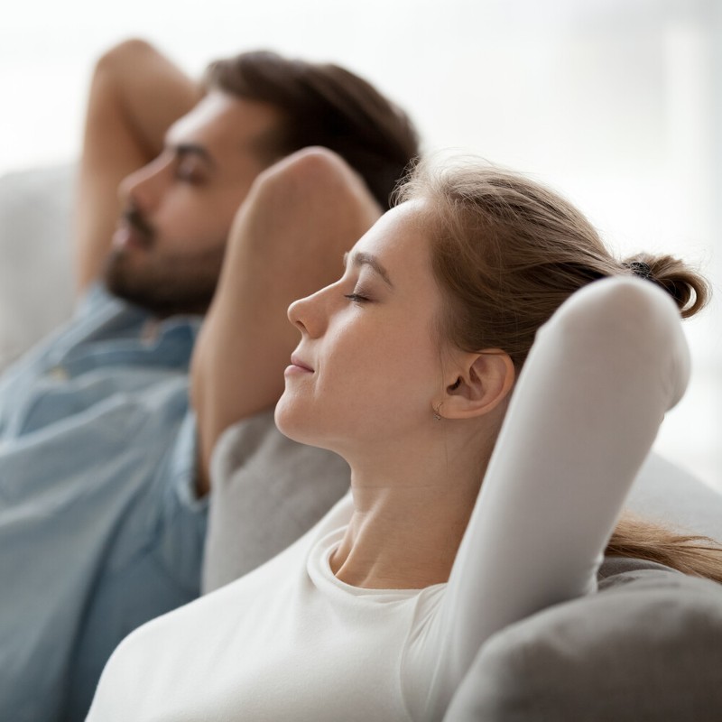 Frau und Mann entspannen auf Couch