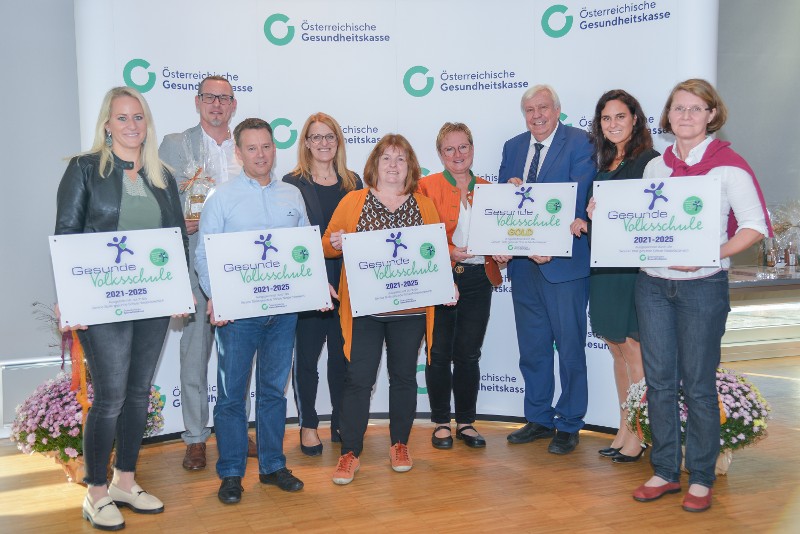 Gruppenfoto von der Plakettenverleihung Bezirk Krems