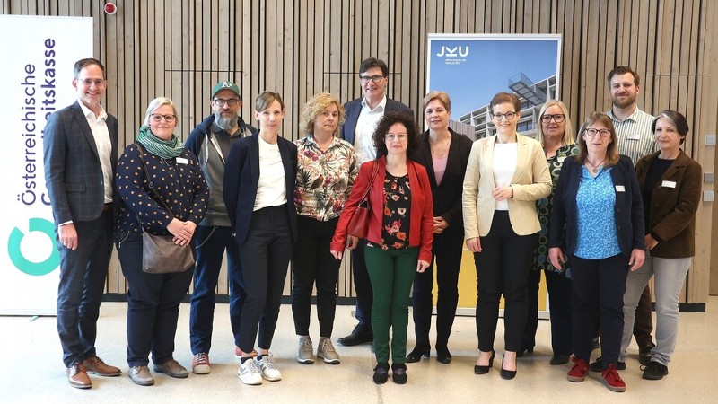 (v.l.n.r.) Michael Pecherstorfer, Nadine Strummer, Florian Ardelt, Elisabeth Reiter, Erika Zelko, Franz Kiesl, Katrin Leikermoser, Elgin Drda, Katharina Siegl, Karin Sandner, Gabriela Wall, Gregor Hable, Monika Reitinger / Credit: ÖGK