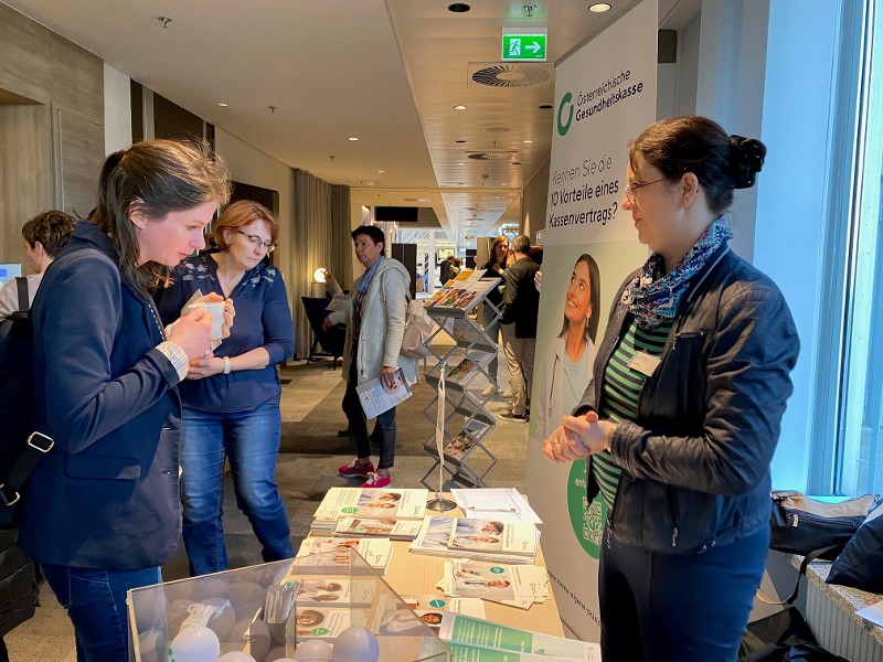 Cathrine Maurer informiert am ÖGK-Infostand