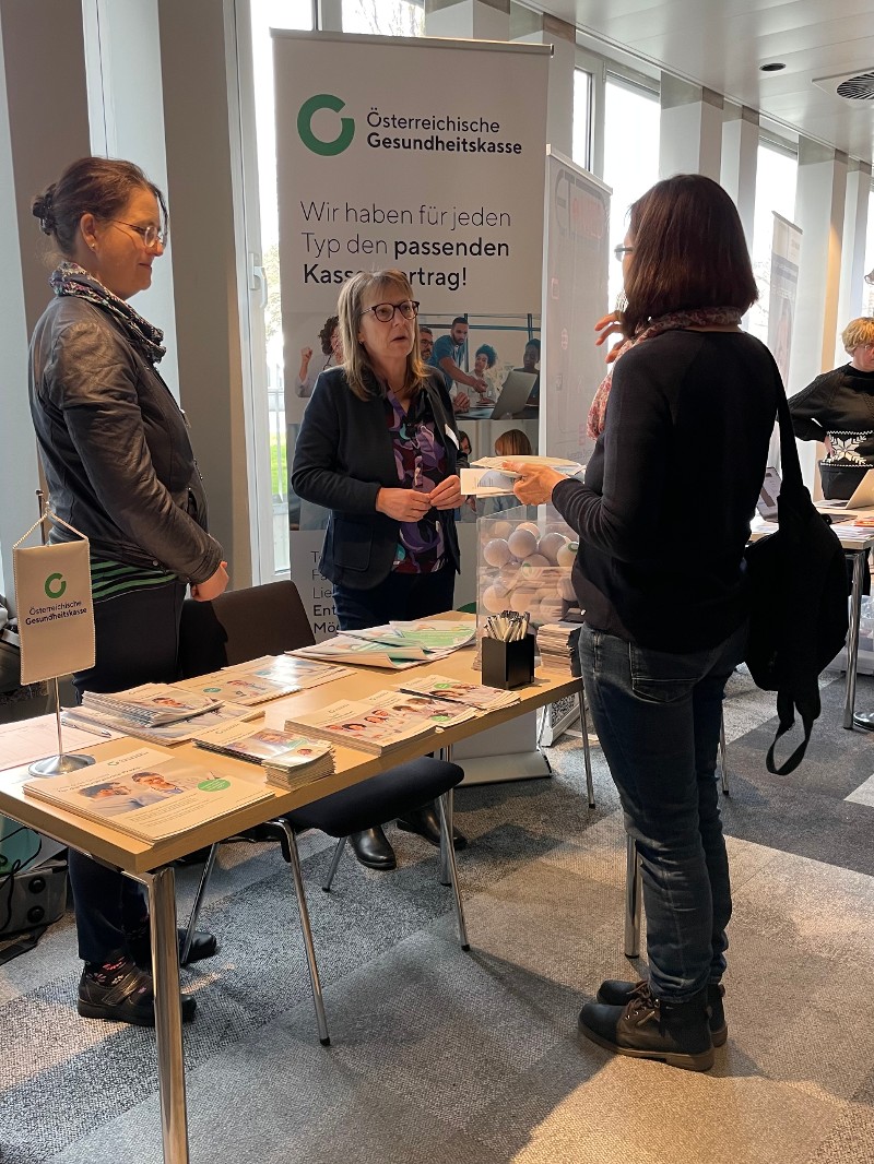 Cathrine Maurer und Gabriela Wall informieren am ÖGK-Infostand