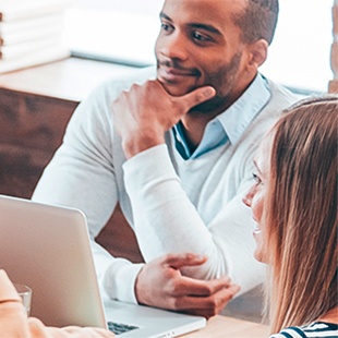 Mehrere Personen bei einer Besprechung_Foto G-Stock Studio_Quelle Shutterstock