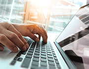 Hände auf der Tastatur eines Laptops_Foto ESB-Professional_Quelle Shutterstock