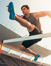 Sportler springt über eine Hürde, Foto: Jacob Lund/Shutterstock.com