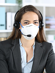 Foto einer Frau mit FFP2-Maske und Telefon-Headset. Foto Antonio-Guillem/shutterstock.com