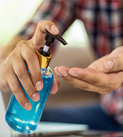 Mann mit Desinfektionsspray, Foto: TZIDO SUN/Shutterstock.com