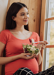 Schwangere mit Salatschüssel, Foto: Anton Mukhin/Shutterstock.com