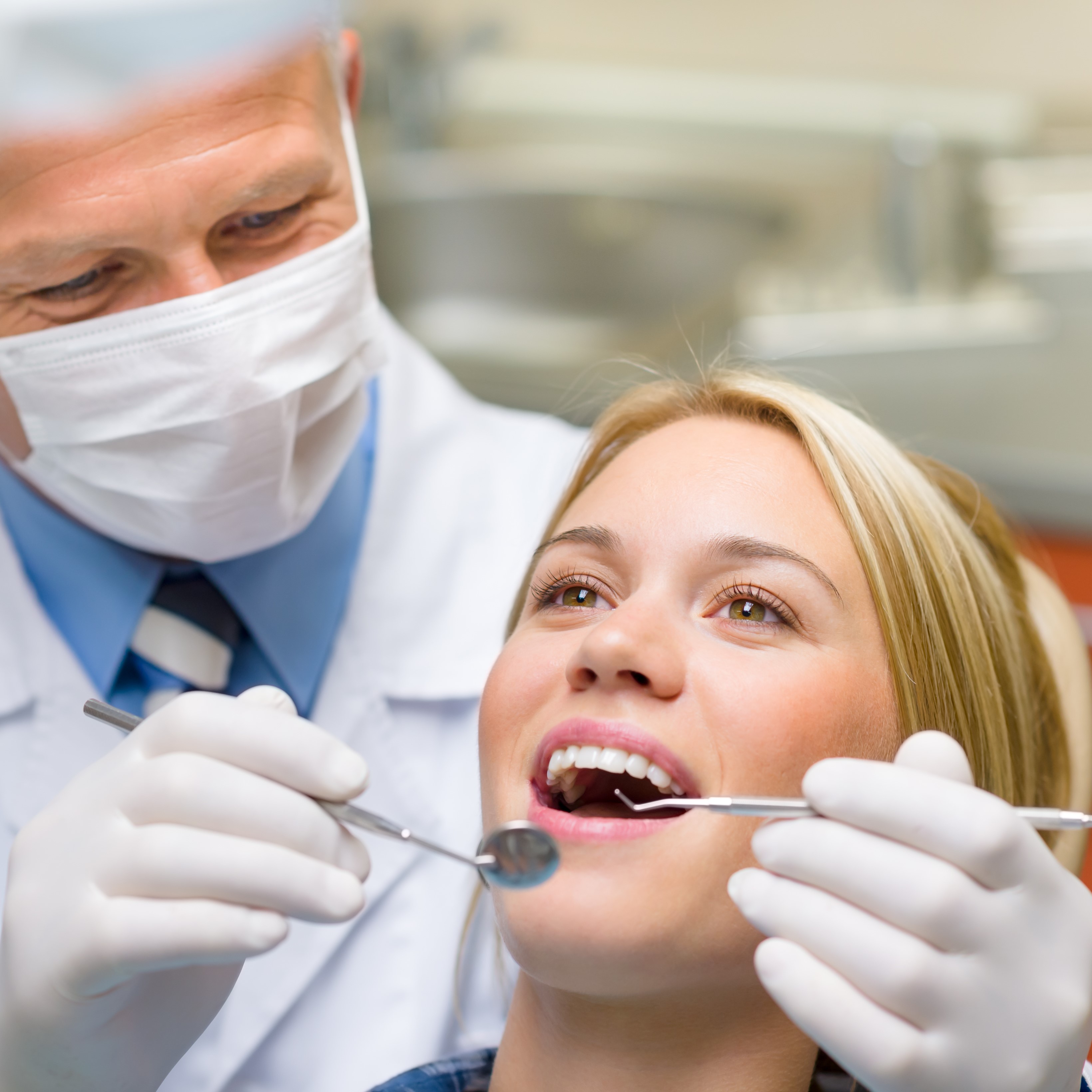 Zahnarzt behandelt Patientin / Credit: shutterstock.com/CandyBox_Images