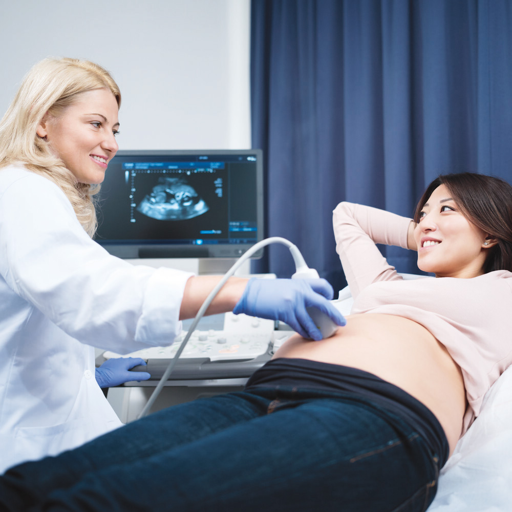 Ärztin führt Ultraschalluntersuchung an schwangerer Frau durch. / Credit: ÖGK