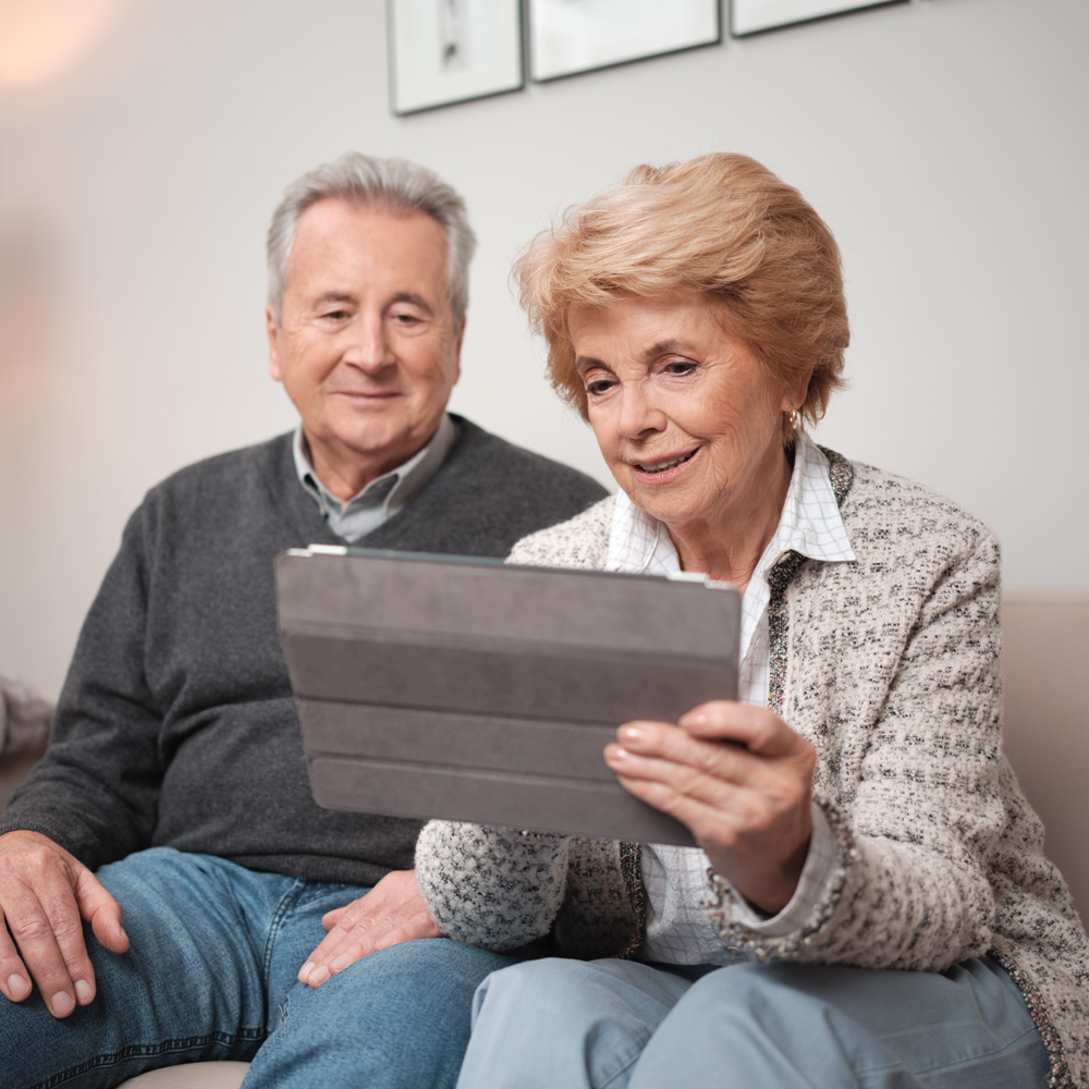 Älteres Ehepaar schaut auf Tablet-PC. / Credit: ÖGK