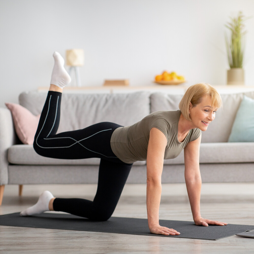 Dame mittleren Alters hält sich mit Yoga fit / Credit: Prostock-studio/Shutterstock