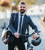 Mann in Anzug mit Fahrrad, Foto: Ground Picture/Shutterstock.com