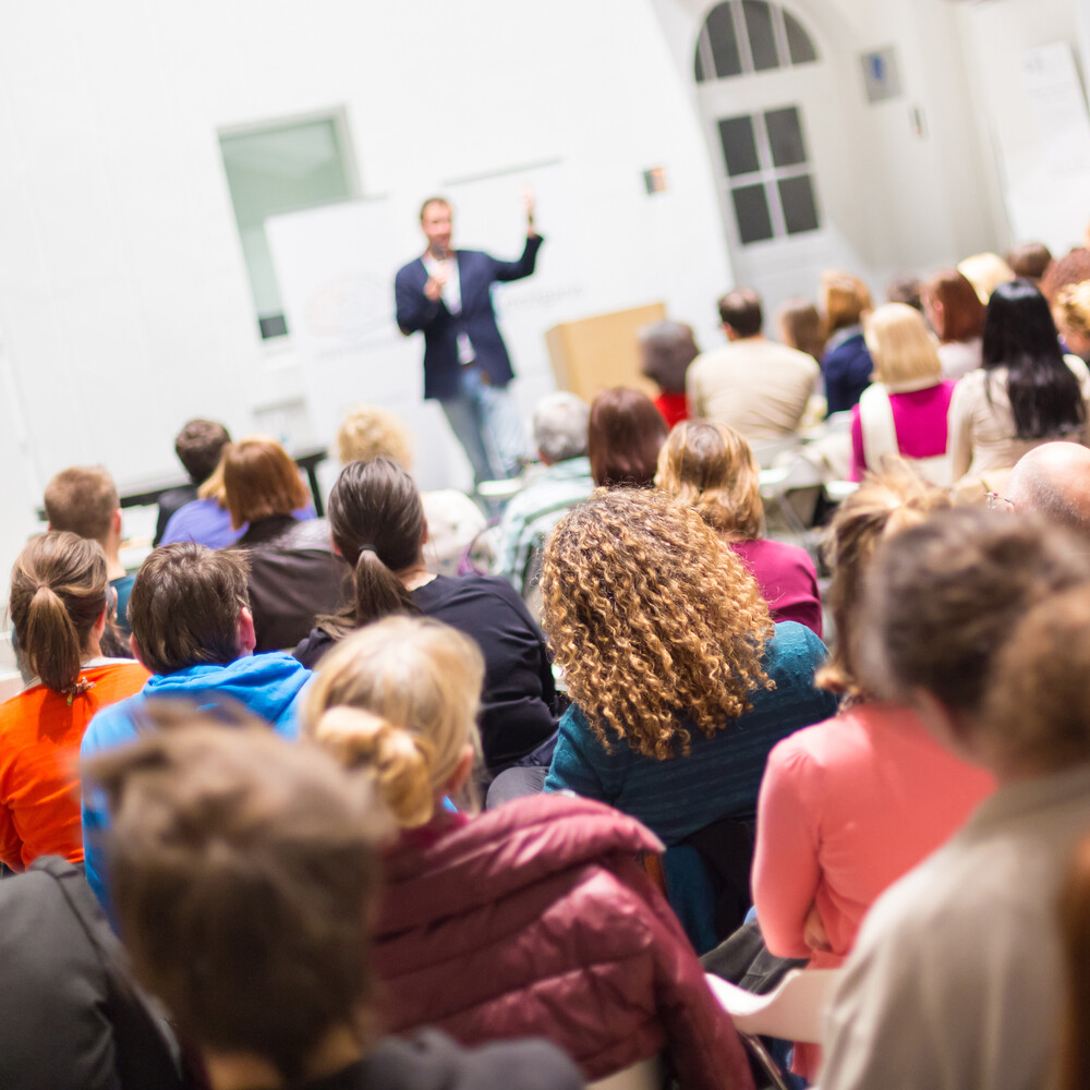 Vortragender und Zuhörer / Credit: kasto/AdobeStock
