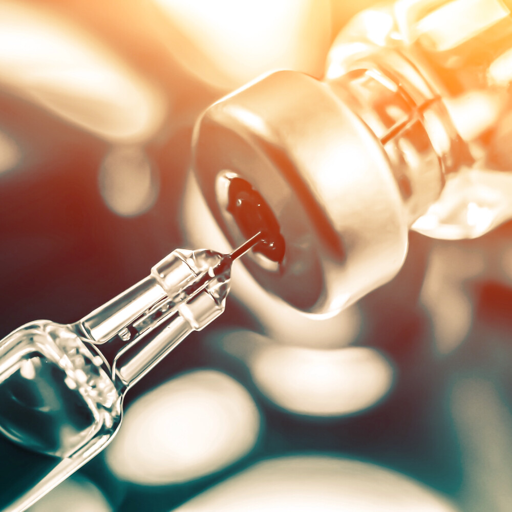 Impfserum wird in Spritze aufgezogen / Credit: Numstocker/shutterstock.com