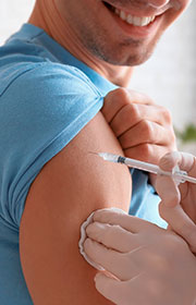 Mann wird geimpft, Foto: New-Africa/Shutterstock.com