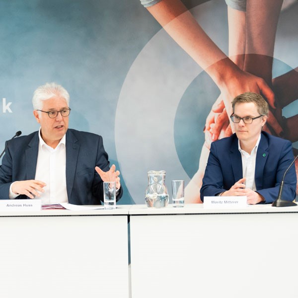 Andreas Huss (ÖGK-Obmann Stellvertreter) und Moritz Mitterer (stellvertretender Vorsitzender der Hauptversammlung der ÖGK) sitzen während der Pressekonferenz hinter dem Pult