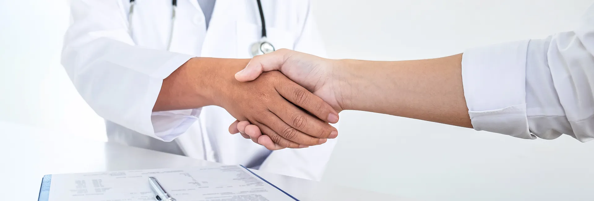 Stellenangebote RZ Laab im Walde: Arzt sch&uuml;ttelt Hand von Patienten