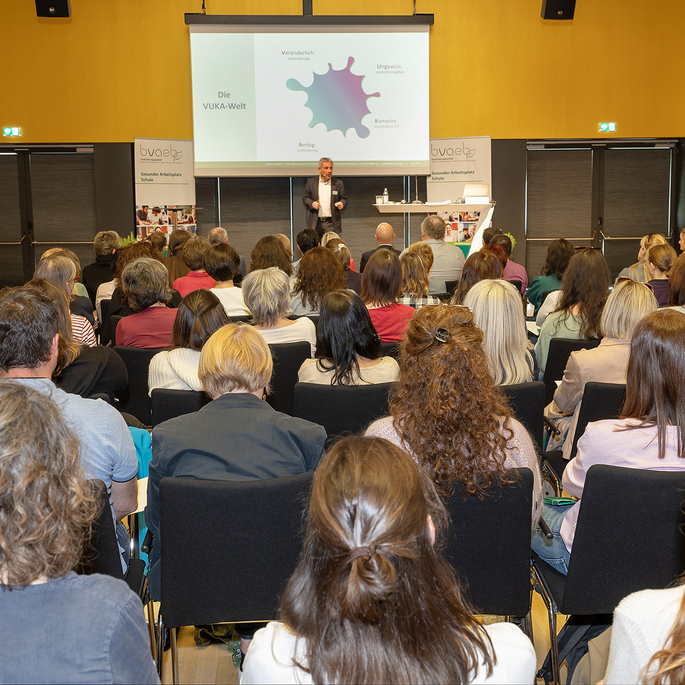 Mehr Informationen zum Thema: Resiliente Schulen in krisenhaften "VUKA"-Welten