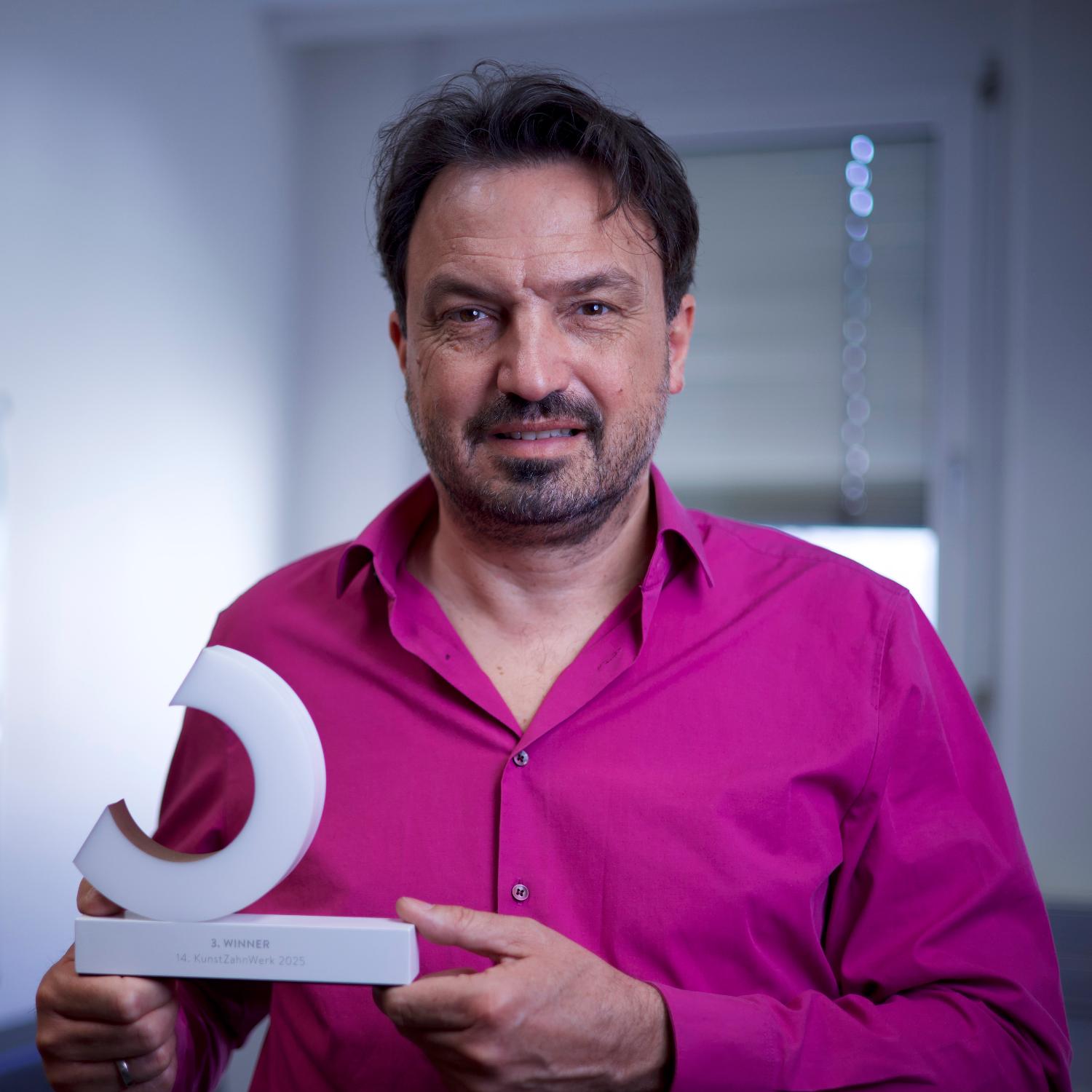 Mehr Informationen zum Thema: BVAEB-Zahntechniker wird zum Preisträger des renommierten „KunstZahnWerk Award 2025“ gekürt!